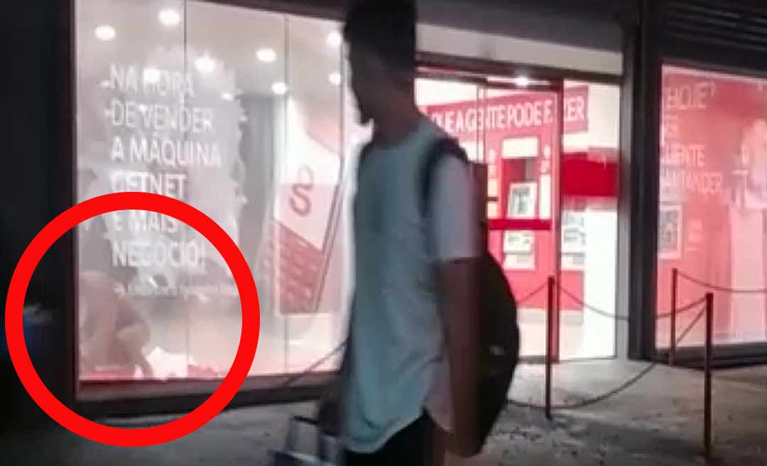 Sem pudor! Casal faz sexo em agência do banco Santander, em Rio Branco