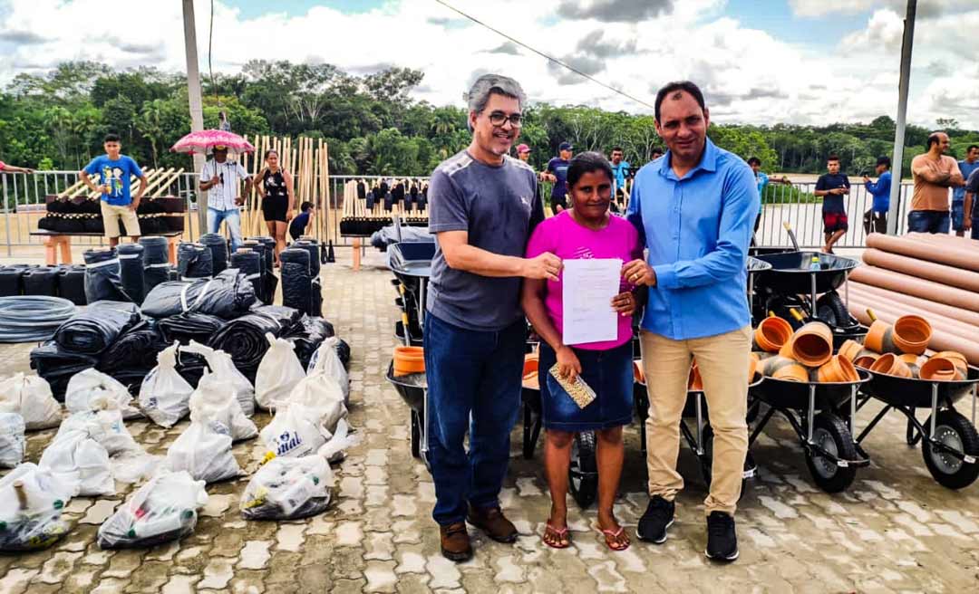 Edvaldo Magalhães participa da entrega de kits para construção de açudes em comunidades isoladas de Thaumaturgo