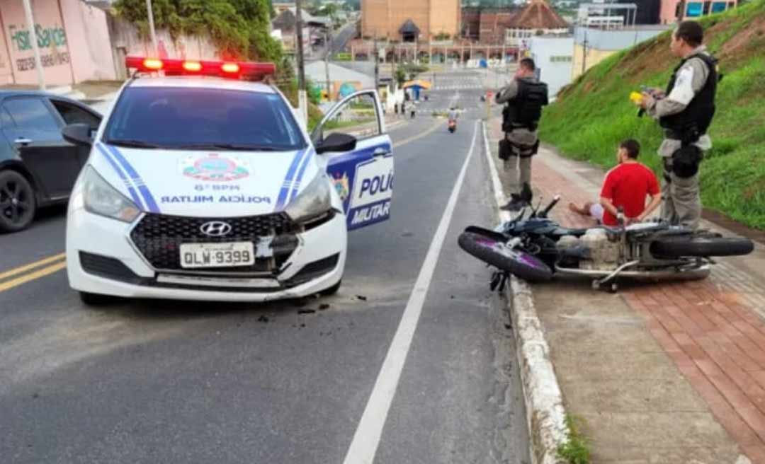 Homem é preso após empinar moto e bater em viatura da polícia em Cruzeiro do Sul