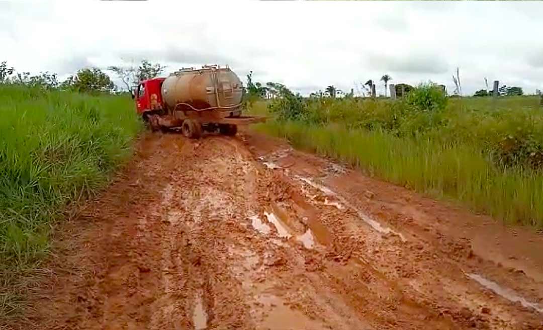 Vídeo mostra caminhão que transporta leite atolado em ramal em Senador Guiomard e trabalhador cobra prefeita: “Ajuda, por favor”