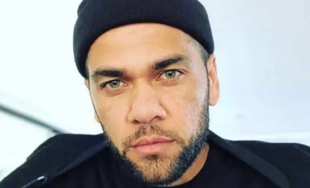 Daniel Alves distribui autógrafos aos detentos no presídio em Barcelona; veja imagens