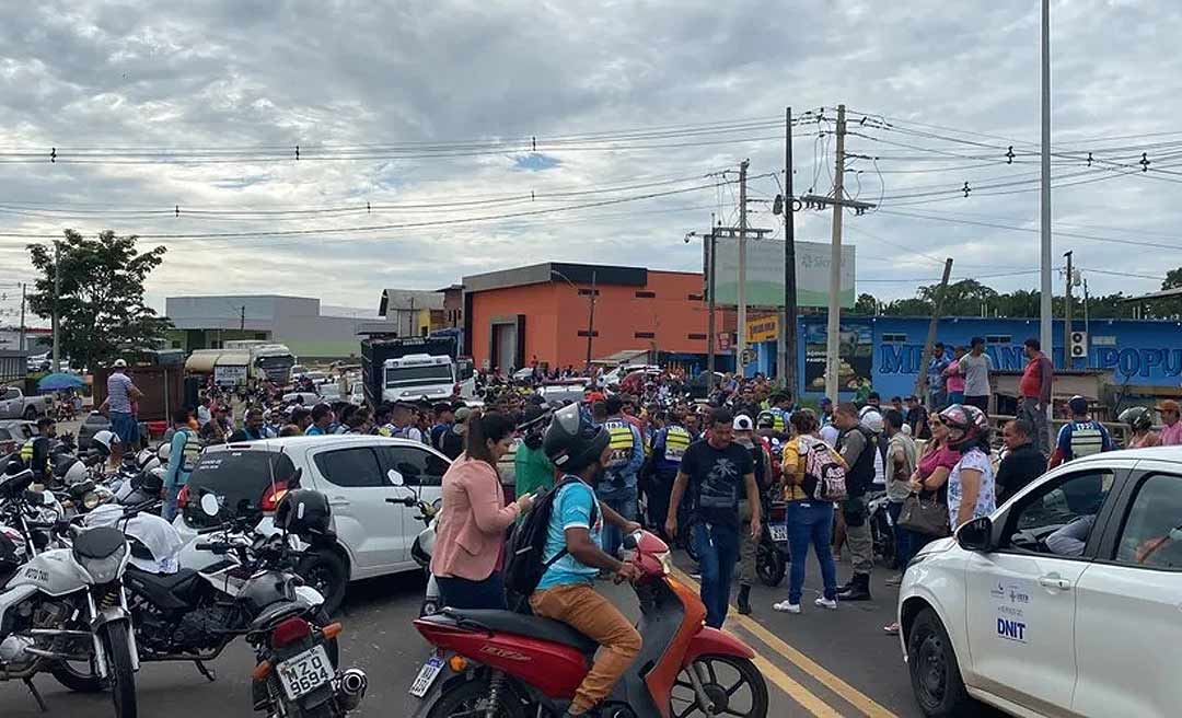 Motaxistas bloqueiam ponte em Cruzeiro do Sul em protesto contra “pirangueiros”