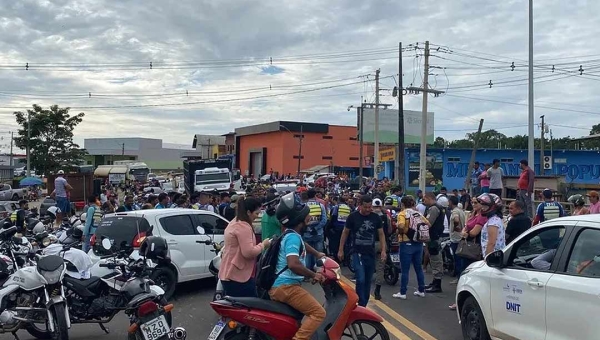 Motaxistas bloqueiam ponte em Cruzeiro do Sul em protesto contra “pirangueiros”