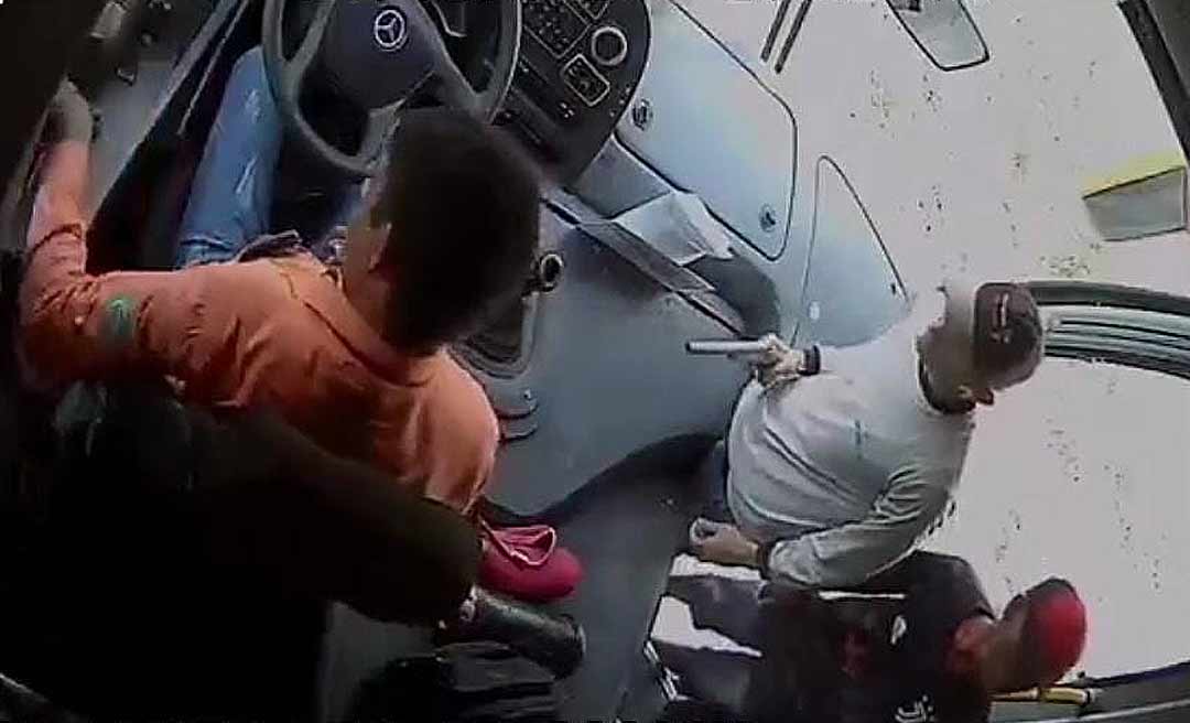 Criminosos param ônibus na BR-364 no Acre e assaltam motorista; veja o vídeo