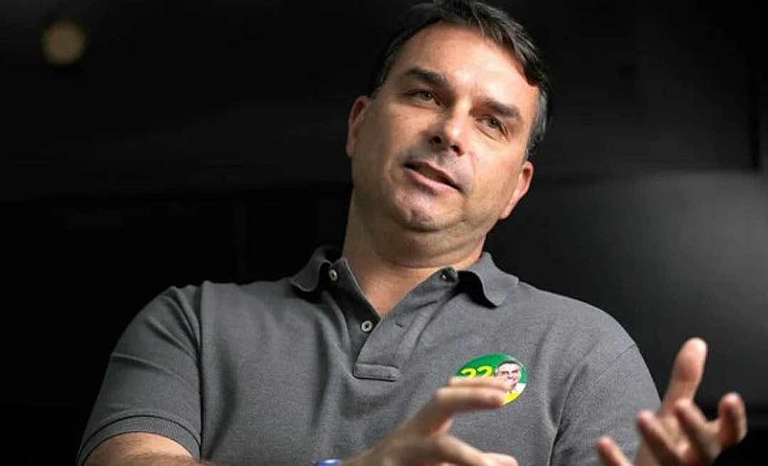 'Pode ser amanhã, daqui a seis meses ou nunca', diz Flávio Bolsonaro sobre data de retorno do pai ao Brasil