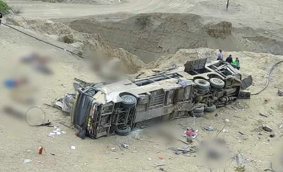 Peru: ônibus cai em desfiladeiro e ao menos 25 passageiros morrem