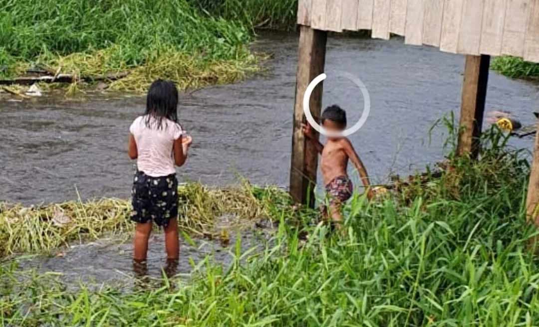 Em Tarauacá, crianças são fotografadas tomando banho em água de esgoto