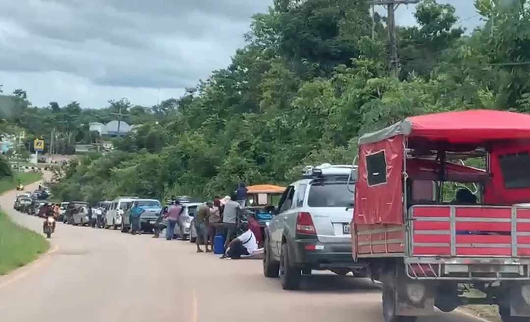 Veículos peruanos formam fila quilométrica em busca de combustível em Assis Brasil