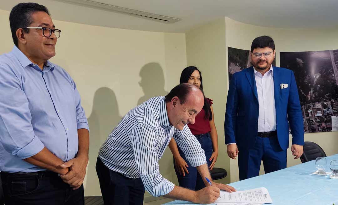 Bocalom assina contrato de 47 servidores para Seinfra