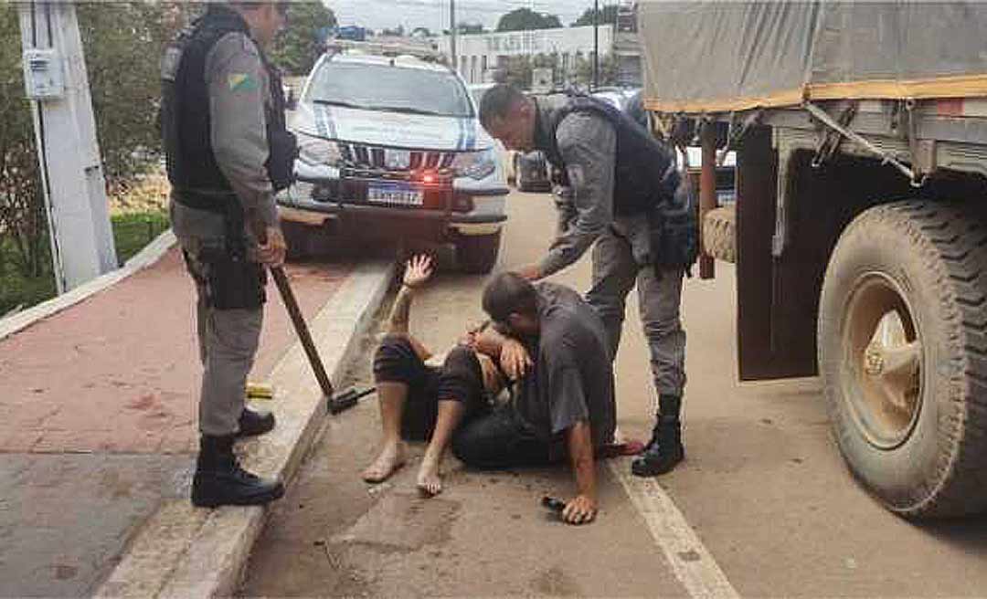 Chilenos brigam no meio da rua no Acre, atrapalham trânsito e são detidos