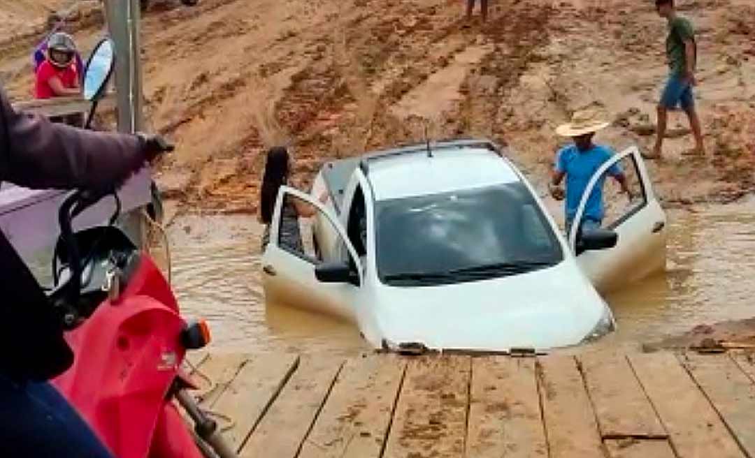 Carro cai de balsa que faz a travessia do rio Juruá em Rodrigues Alves