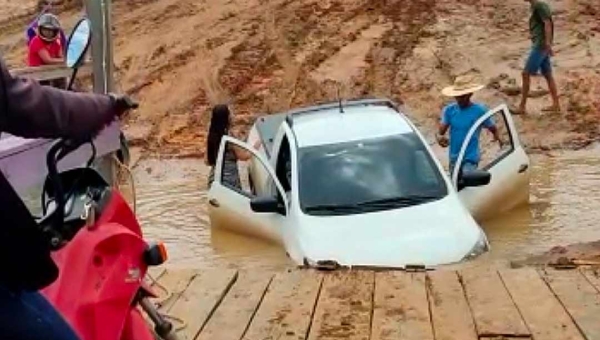 Carro cai de balsa que faz a travessia do rio Juruá em Rodrigues Alves