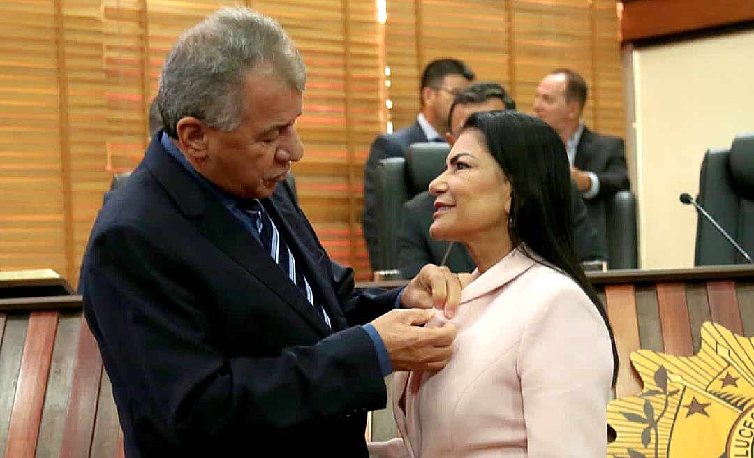 Antonia Sales toma posse para quinto mandato e assume 3ª secretaria da mesa diretora da Aleac