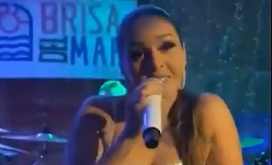 Show é interrompido por cheiro de ‘pum’ e cantora reage: ‘Igual a esse, eu nunca senti