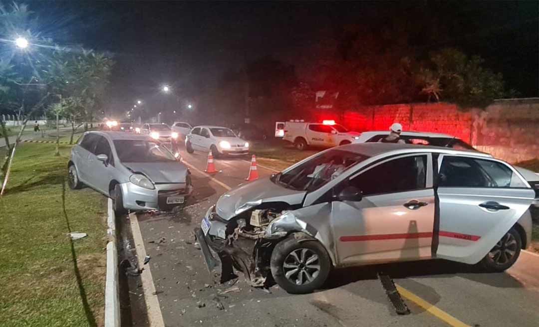 Motorista de aplicativo faz conversão proibida na Estrada Dias Martins e deixa adolescente ferido