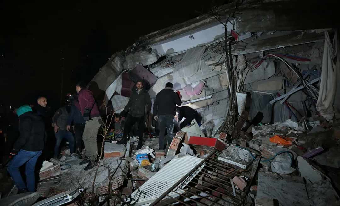 Terremoto de magnitude 7,8 mata mais de 1,6 mil na Turquia e Síria