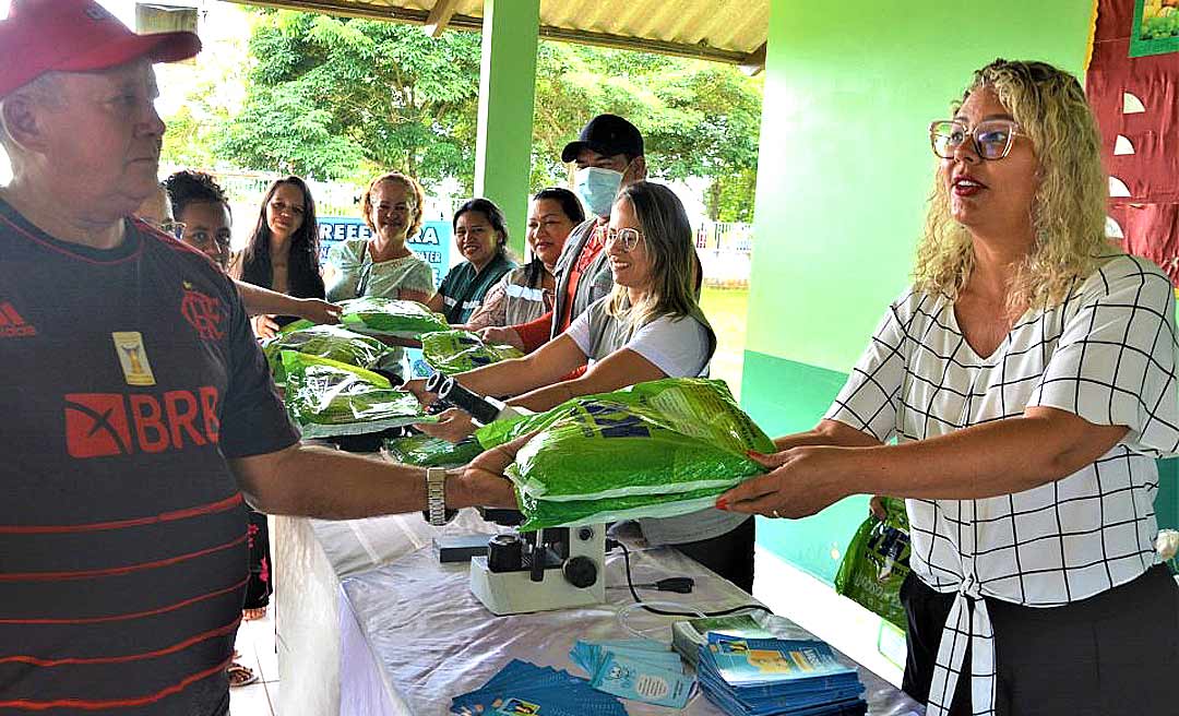 Prefeitura de Rio Branco distribui mosquiteiros aos moradores do Baixa Verde