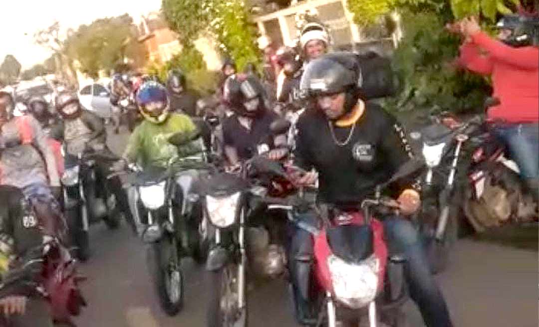 Motoboys protestam em frente à casa de mulher que chamou entregador de 'macaco'