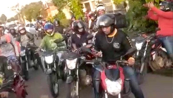 Motoboys protestam em frente à casa de mulher que chamou entregador de 'macaco'