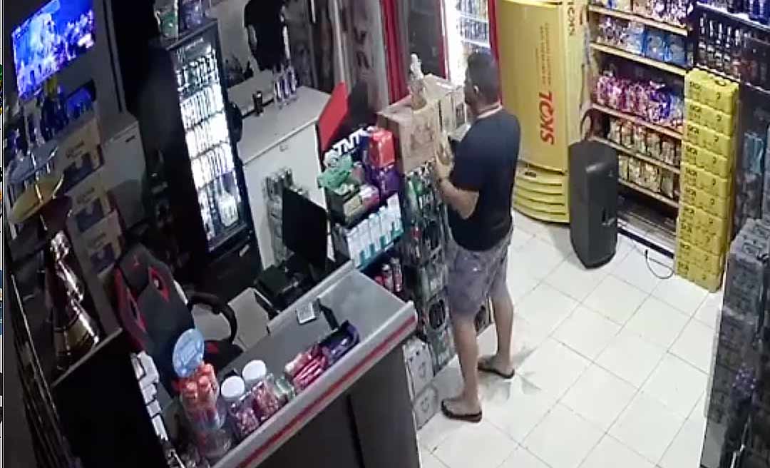 Vontade de tomar uma - Homem aproveita descuido de balconista para furtar cachaça; veja o vídeo