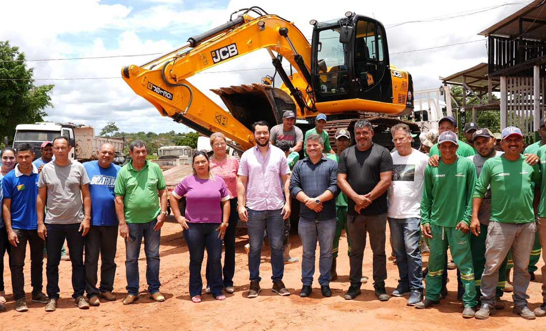 Deputado Emerson Jarude entrega escavadeira hidráulica no valor de R$720 mil à Prefeitura de Epitaciolândia