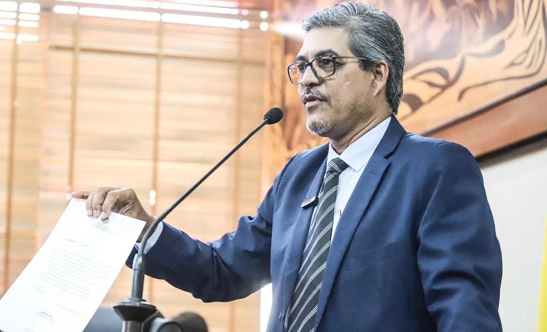 Edvaldo Magalhães cobra reestruturação do PCCR da Educação, alterado pelo governo, e pagamento do piso nacional