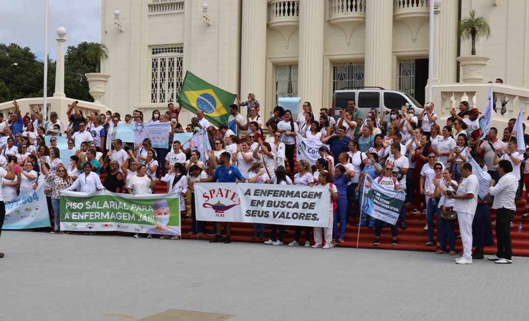 No Centro de Rio Branco, enfermeiros realizam ato em defesa do reajuste no piso salarial