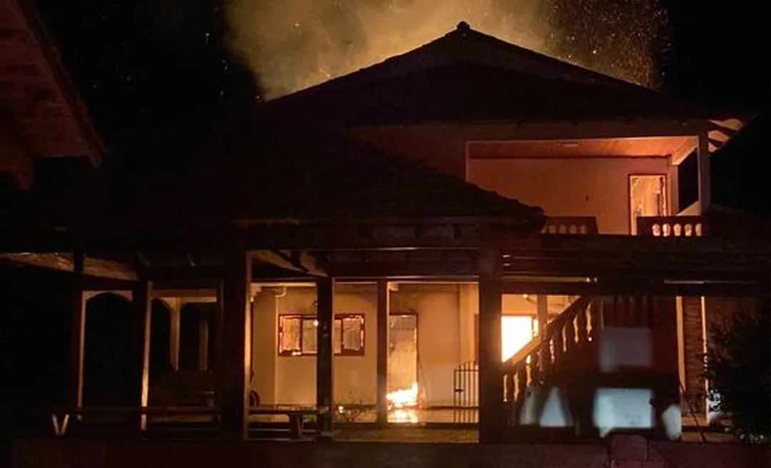 Bandidos incendeiam sede da fazenda do ex-deputado Ney Amorim, na Vila do V