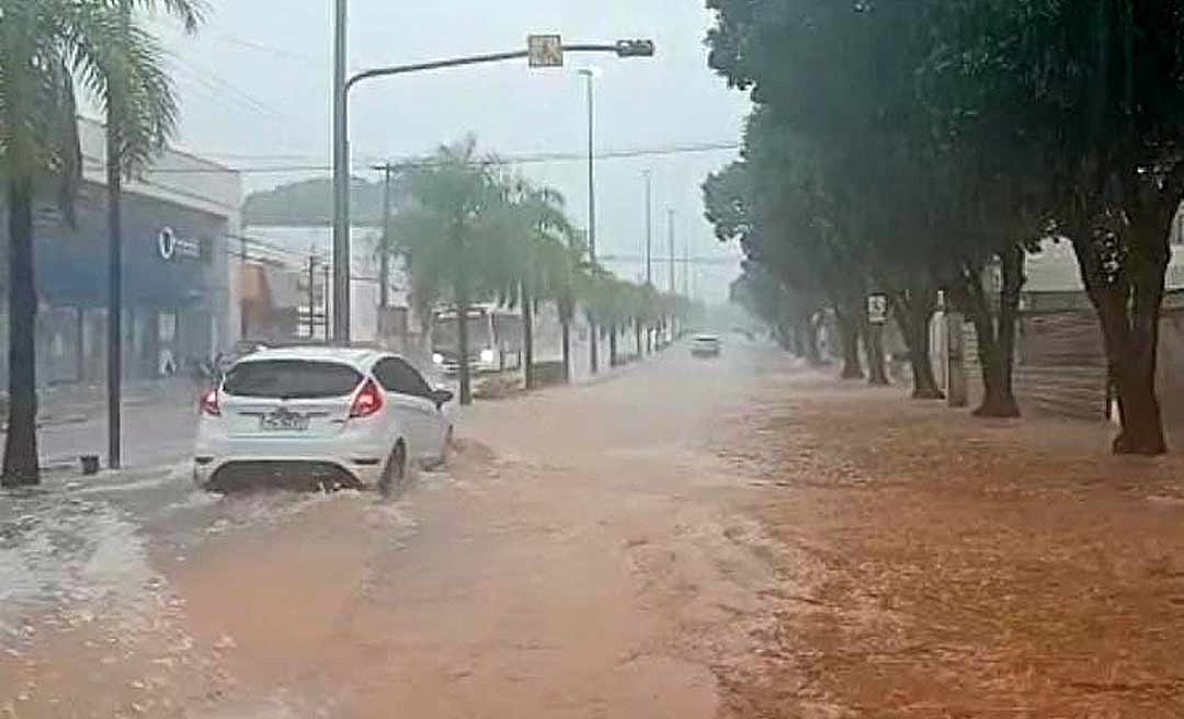 Forte chuva alaga ruas e avenidas em Rio Branco neste sábado de carnaval