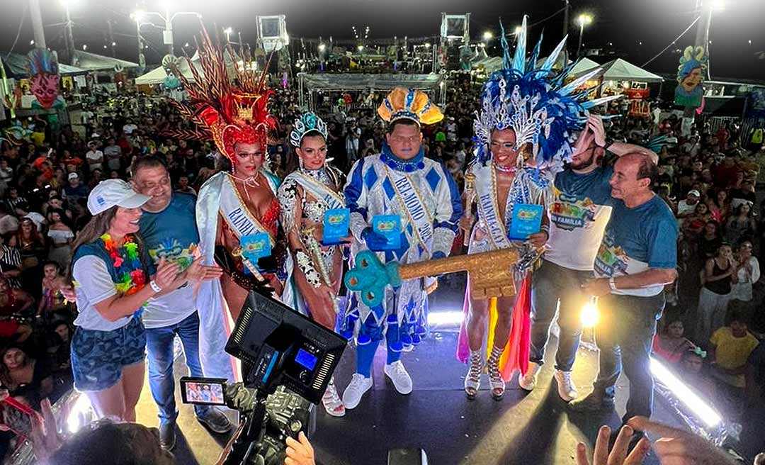 Com público abaixo do esperado, primeira noite do Carnaval no Arena tem escolha da realeza