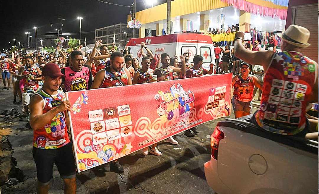 Cruzeirenses lotam a Praça do Coreto, no Centro de Cruzeiro do Sul, na 2ª noite de folia; domingo deve bater recorde de público