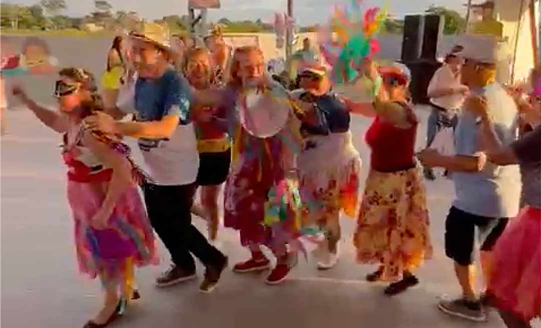 Bocalom faz “trenzinho” e dança marchinhas de carnaval com idosos no Arena da Floresta