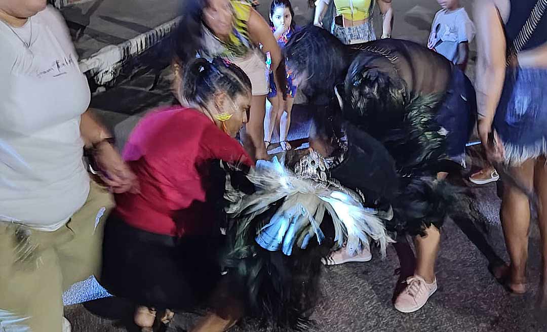 Rainha do carnaval Gabriela Alencar desmaia após desfile e é socorrida pelo SAMU