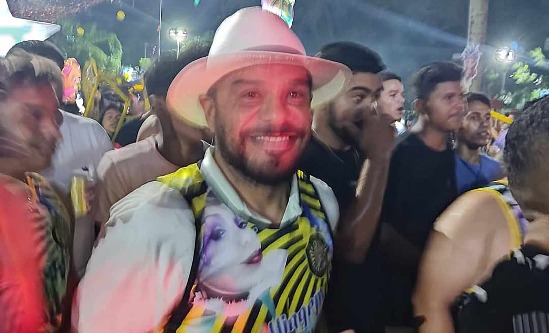 Deputado Whendy Lima cai na folia durante desfile do bloco Seis é Demais