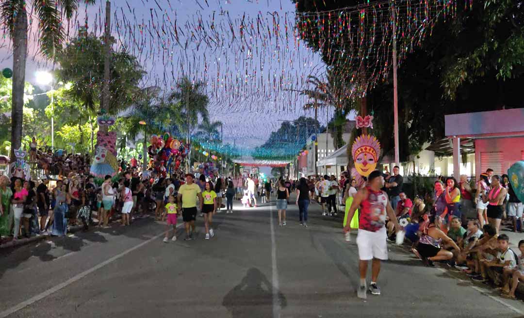 Início do desfile dos blocos em Rio Branco atrasa por falta de iluminação na “passarela do samba”