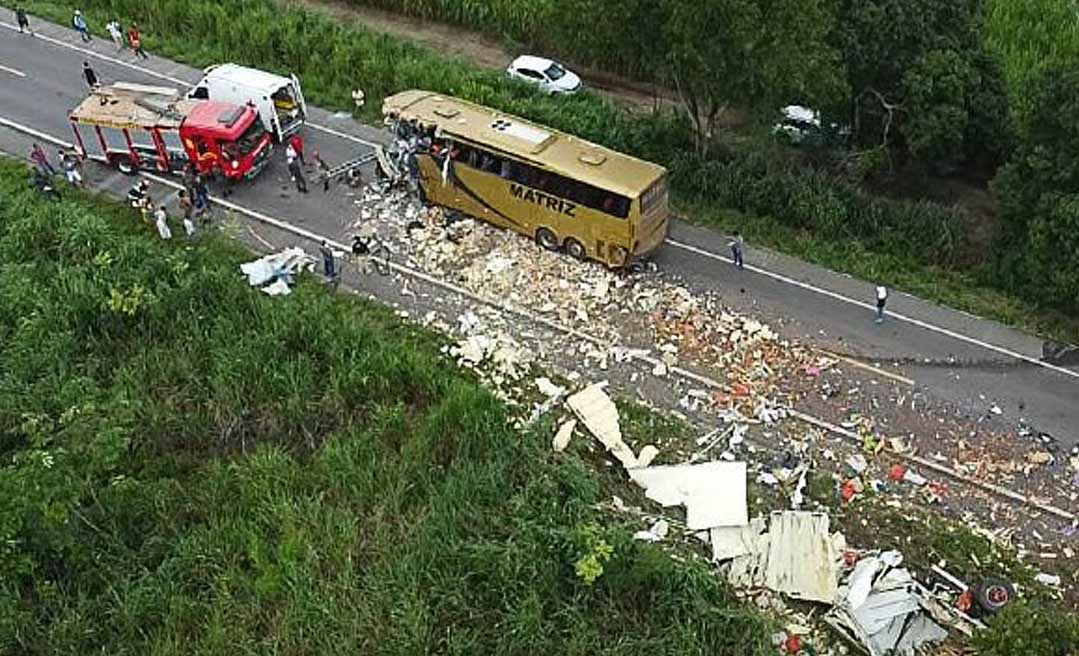 Ônibus da Matriz, que saiu de Rio Branco, se choca com caminhão no MT; oito morreram