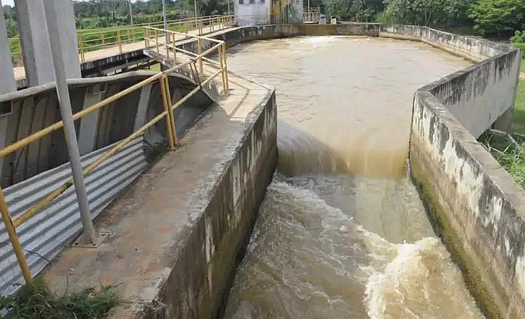 Rio-branquenses amanhecem sem água para tomar banho e até escovar os dentes; Saerb culpa turbidez da água captada