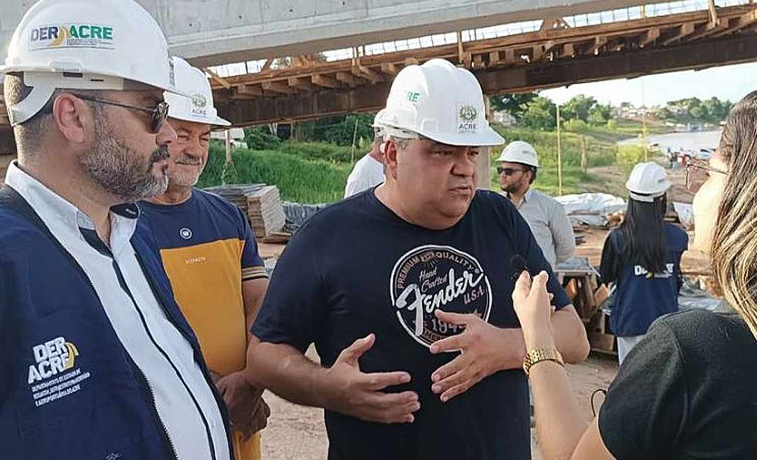 “A ponte é um sonho da população de Sena”, diz Mazinho Serafim ao visitar obras ao lado de Márcio Bittar e diretor do Deracre