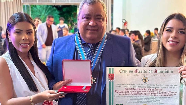 Prefeito Mazinho Serafim é homenageado com a Cruz do Mérito da Amazônia