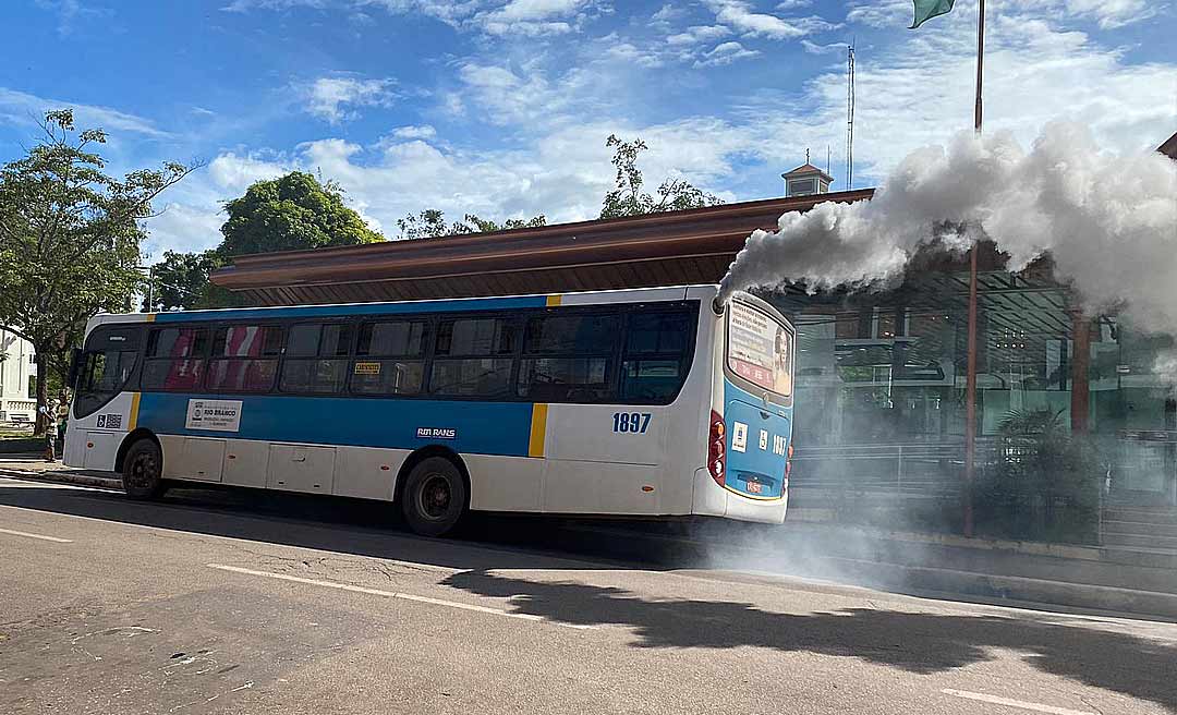 Ônibus da Ricco tem princípio de incêndio no Centro de Rio Branco