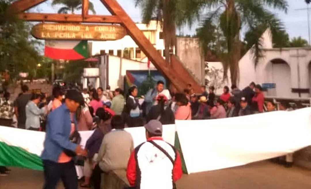 Na fronteira, professores bolivianos protestam e bloqueiam ponte que liga Brasiléia a Cobija