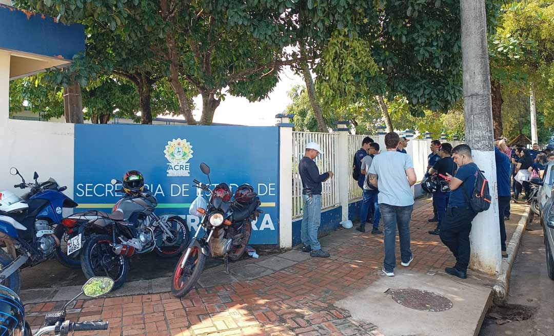 PF na porta: Funcionários aguardam Polícia Federal deixar Seinfra e Deracre para iniciar expediente