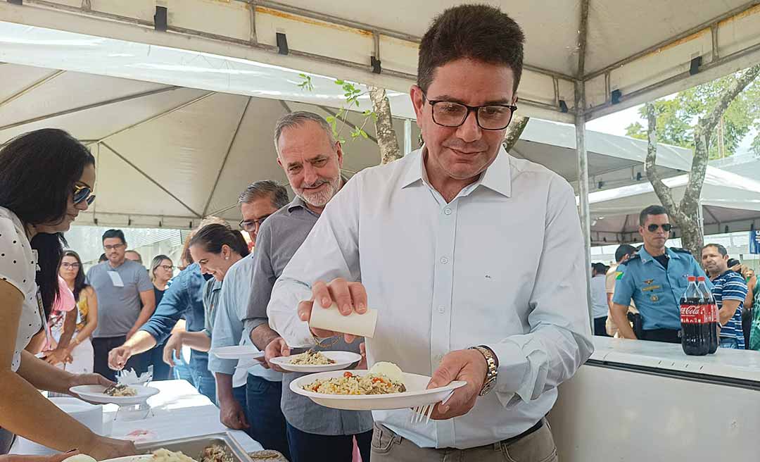 Em evento da agricultura promovido por Tchê, Gladson dança sertanejo e almoça com funcionários