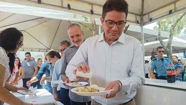 Em evento da agricultura promovido por Tchê, Gladson dança sertanejo e almoça com funcionários