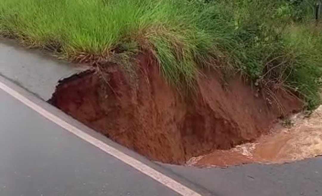 Bueiro ameaça romper na BR-364 entre Rondônia e Acre