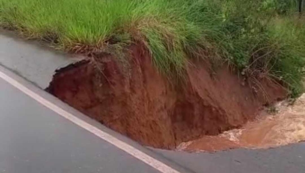 Bueiro ameaça romper na BR-364 entre Rondônia e Acre