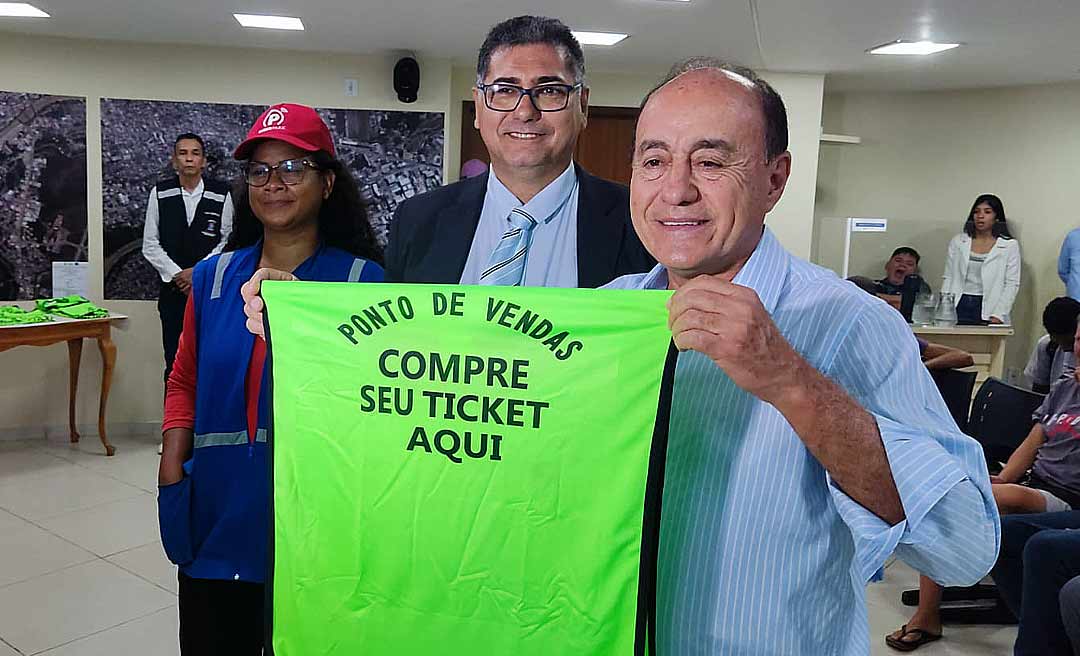 Bocalom entrega coletes para flanelinhas que comercializarão tickets da Zona Azul