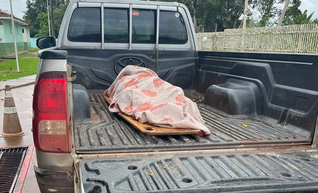 Idosa sofre acidente e é transportada ao hospital na carroceria de uma camionete em Boca do Acre