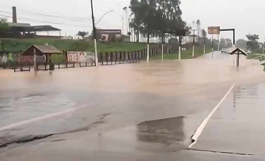 Forte chuva em Rio Branco alaga acesso a escola e trecho ao lado da Havan; veja o vídeo