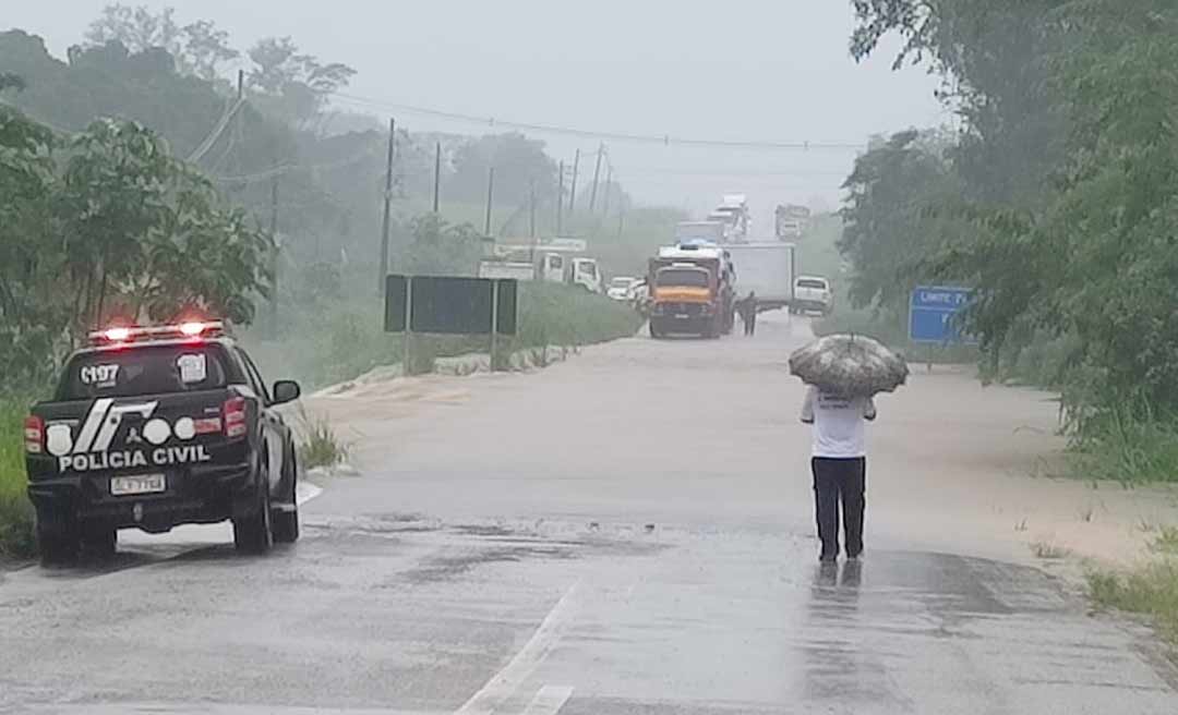 Trecho da BR-364 fica inundado próximo ao Bujari e rodovia é interditada pelo Dnit